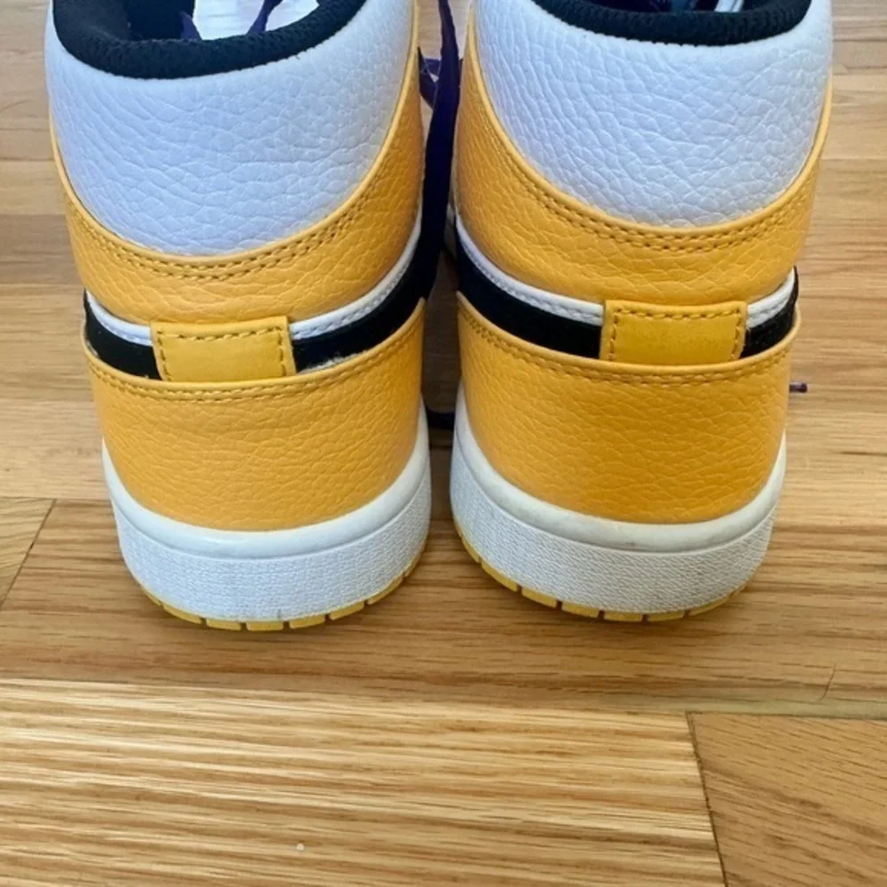 Size‎ 9.5 - Air Jordan 1 Mid Lakers.  LOOK BRAND NEW.  AUTHENTIC GUARANTEED